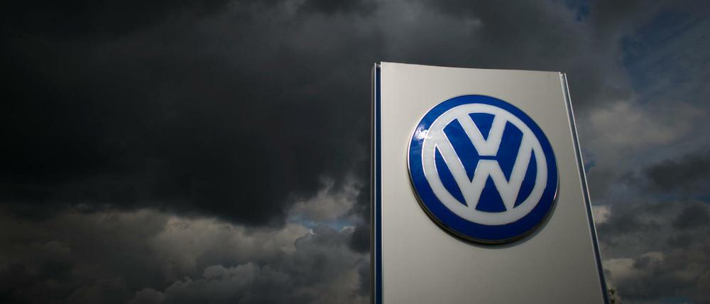 Dunkle Wolken über dem VW-Werk in Wolfsburg.