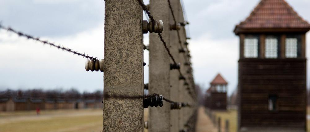 Ein früherer SS-Sanitäter aus dem KZ Auschwitz-Birkenau kommt wegen Beihilfe zum Mord vor Gericht. 