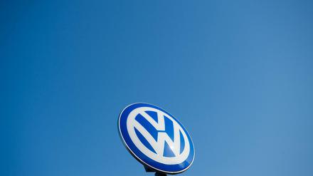 Ein Volkswagen-Logo am Volkswagen Werk in Wolfsburg. 