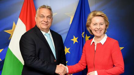 Ungarns Premier Viktor Orban, hier mit EU-Kommissionspräsidentin Ursula von der Leyen, fällt den Haushaltskontrolleuren der EU ins Auge, weil sich die EU-Mittel auf Empfänger in seiner Umgebung konzentrieren.