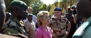 Bundesverteidigungsministerin Ursula von der Leyen (CDU) spricht am 06.02.2014 mit Soldaten im Trainingscamp in Koulikoro in Mali, links neben ihr steht der Schulkommandeur Oberst Nouhum Traore. Die deutsche Politikerin besucht während ihrer Reise Bundeswehrsoldaten im Senegal und Mali. 