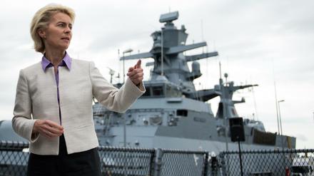 In der Kritik: Verteidigungsministerin Ursula von der Leyen bei einem Besuch der Marine.