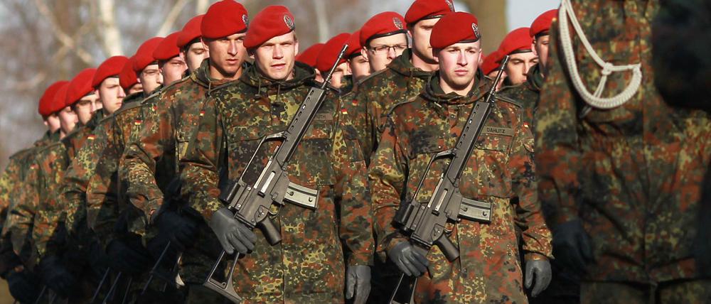 Soldaten des Logistikbataillons 171 marschieren zum Rückkehrerappell der Bundeswehr in der Clausewitz-Kaserne in Burg auf. Die Bundeswehr ist 25 Jahre kontinuierlich geschrumpft, jetzt wird sie wieder um tausende Soldaten vergrößert.