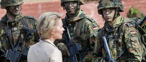 Verteidigungsministerin Ursula von der Leyen (CDU) unterhält sich auf dem Truppenübungsplatz Hammelburg in Bayern mit Soldaten. 