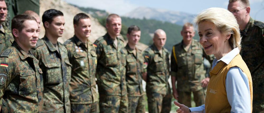 Bundesverteidigungsministerin Ursula von der Leyen (CDU) mit deutschen Soldaten