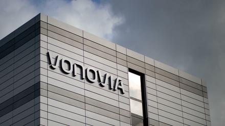 Bochum: Der Schriftzug des Wohnungsunternehmens "Vonovia" hängt an der Firmenzentrale (Archivbild). 