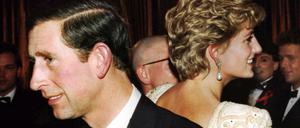 Prinz Charles und Diana wenden sich bei einem Theaterbesuch im Jahr 1992 den Rücken zu.
