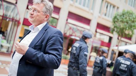 Zum Schutz der AfD, hier der Co-Vorsitzende Jörg Meuthen im Maritim Hotel in Köln, und vor Ausschreitungen bei Protesten gegen die Partei, sind in Köln tausende Polizisten im Einsatz.