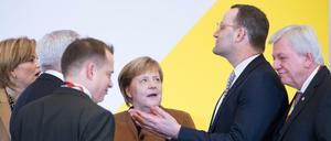 Merkel spricht mit Spahn und weiteren Parteikollegen, bei der letzten CDU Vorstandssitzung vor dem Bundesparteitag.