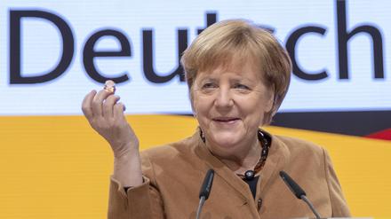 Kleiner Hinweis, der Nikolaus (siehe Bild) war es nicht, der Bundeskanzlerin Angela Merkel zum Aufstieg verhalf.