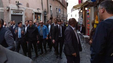 Brasiliens Präsident Jair Bolsonaro umgeben von seinen Leibwächtern im Zentrum von Rom 