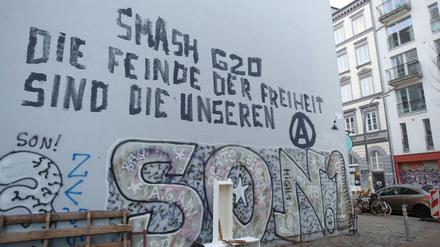 Der Schriftzug "Smash G20 - Die Feinde der Freiheit sind die unseren" ist in Hamburg auf einer Wand im Karolinenviertel in der Nähe der Messehallen zu sehen. 