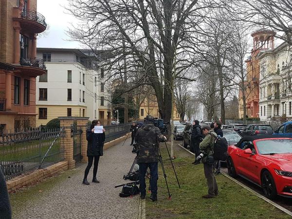 Vor dem Potsdamer Haus des AfD-Fraktionsvorsitzenden Alexander Gauland hat sich die Presse postiert, weil es eine Hausdurchsuchung wegen Steuerhinterziehung am 30.1.2020 gibt.