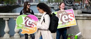 Frauen werben in Dublin für die Abschaffung des Verfassungszusatzes zum Abtreibungsverbot.