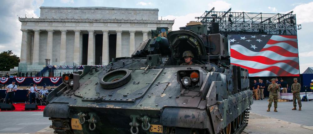 Aufgefahren zum 4. Juli: Ein Bradley-Panzer vor dem Lincoln Memorial in Washington.