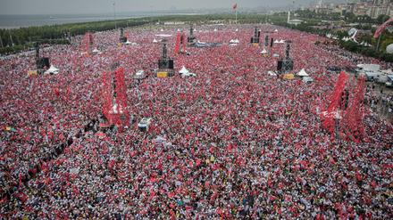 Gegner von Staatschef Erdogan bei einer Demonstration vor den Wahlen in in der Türkei. Woher sollen sie jetzt noch Hoffnung schöpfen?