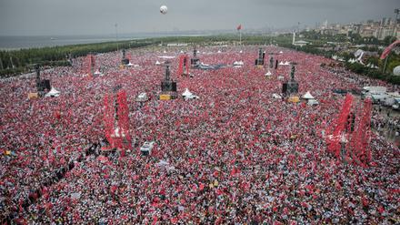 Die Unterstützer des Präsidentschaftskandidaten Muharrem Ince von der größten Oppositionspartei CHP nehmen bei seiner Wahlkampfveranstaltung in Istanbul teil. 