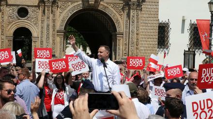 Andrzej Duda (M), Präsident von Polen, nimmt an Samstag einer Wahlkampfveranstaltung in Brzeg teil. 