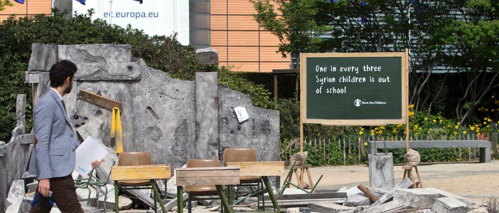 Kunstwerk vor dem EU-Hauptquartier in Brüssel, das ein zerstörtes Klassenzimmer in Syrien darstellen soll. 
