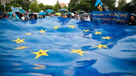 Rumänen halten eine große EU-Flagge bei einer Wahlkundgebung.