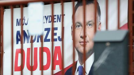 Präsidentenwahl per Brief - nun im Juli statt an diesem Sonntag. Amtsinhaber Andrzej Duda gilt so oder so als Favorit.