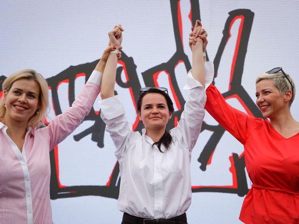 Opposition in Belarus: Maria Kolesnikowa, Swetlana Tichanowskaja und Veronika Zepkalo (von links nach rechts) im Wahlkampf 