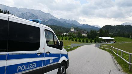Ein Polizeiauto fährt auf das Schloss Elmau zu, wo vom 26. bis 28. Juni 2022 der G7-Gipfel geplant ist.