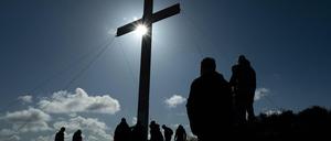Das neun Meter hohe Holzkreuz auf dem Gipfel des Otley Chevin in Großbritannien ist inzwischen zu einem bekannten Ostersymbol geworden.
