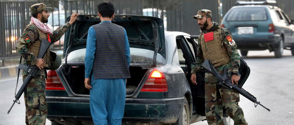 Soldaten der afghanischen Nationalarmee kontrollieren vor den Präsidentschaftswahlen ein Auto. 