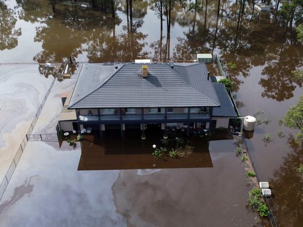 Ein Haus am Stadtrand von Sydney nach einem Rekordregen