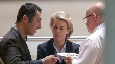 Cem Özdemir (Grüne), Ursula von der Leyen (CDU) und Kanzleramtsminister Peter Altmaier (CDU) während der Sondierungsgespräche. 