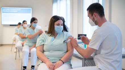 Medizinstudierende simulieren eine Impfung an Pflegeschülerinnen im Klinikum Stuttgart.