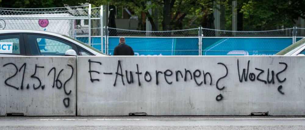 Betonmauer entlang der Rennstrecke der Formel E auf der Karl-Marx-Allee in Berlin.