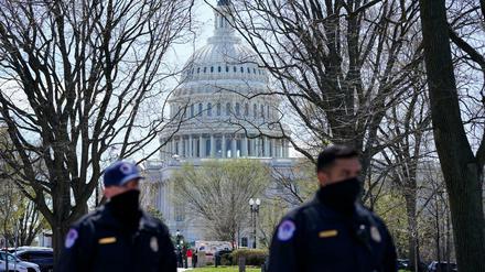 Beamte der Kapitol-Polizei stehen Wache vor dem US-Kapitol.