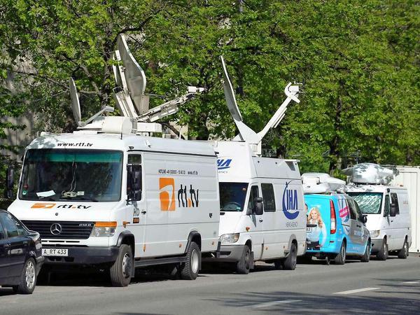 Vor dem Münchener Oberlandesgericht reihten sich bereits am Sonntag die Übertragungswagen der Medien aneinander.