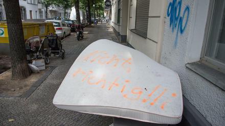 Eine illegal entsorgte Matratze liegt auf einem Gehweg in Neukölln.