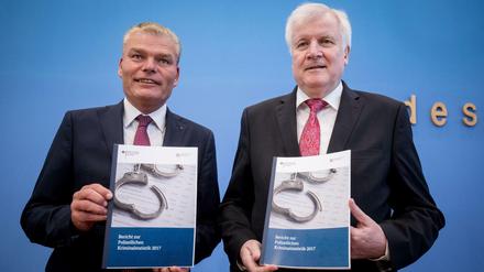 Innenminister Horst Seehofer (CSU, rechts) und der Vorsitzende der Innenministerkonferenz, Sachsen-Anhalts Innenminister Holger Stahlknecht (CDU,).