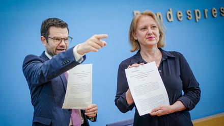 Marco Buschmann (FDP), Bundesminister der Justiz, und Bundesfamilienministerin Lisa Paus (Bündnis 90/Die Grünen) stellen in der Bundespressekonferenz das Eckpunktepapier zum Selbstbestimmungsgesetz vor.