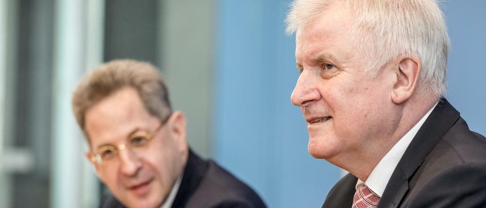 Horst Seehofer neben Hans-Georg Maaßen, dem Präsidenten des Bundesamtes für Verfassungsschutz
