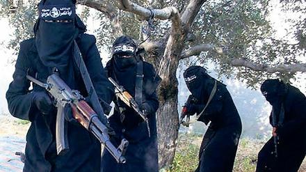 Für die Terrormiliz IS kämpften auch voll verschleierte Frauen, hier angeblich in der syrischen Stadt Al-Rakka.