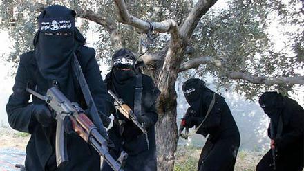 Voll verschleierte Frauen zeigen sich in einem Propagandavideo der IS-Miliz mit Gewehren, angeblich in der Nähe der syrischen Stadt Al-Rakka. 