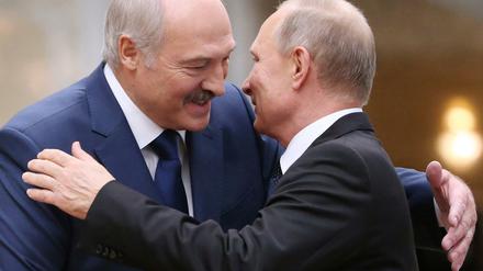 Der belarussische Machthaber Alexander Lukaschenko (l.) steht bedingungslos an der Seite des russischen Präsidenten Wladimir Putin.