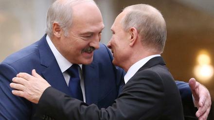 Bittsteller: Alexander Lukaschenko, Präsident von Belarus, ist auf dei Hilfe des russischen Kollegen Wladimir Putin angewiesen. 