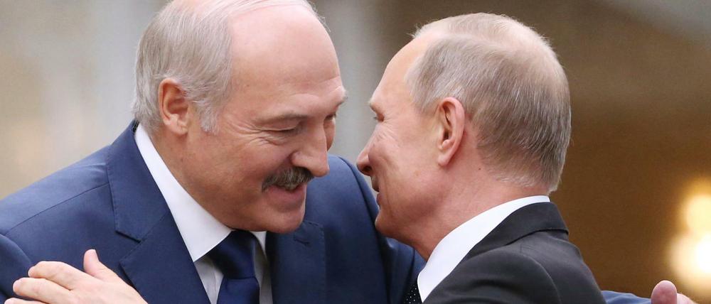Alexander Lukaschenko (l.), Präsident von Belarus, unter der russische Präsidenten Wladimir Putin