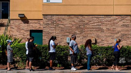 Menschen in Kissimmee, Florida, stehen an, um ihre Stimme abzugeben.