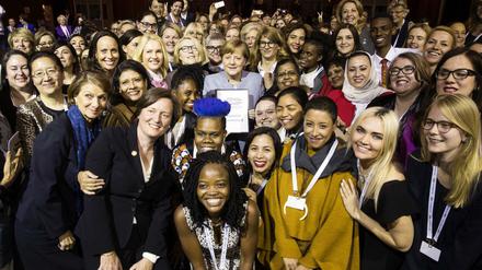 Teilnehmerinnen des W20-Gipfels posieren für ein Gruppenfoto mit Angela Merkel.
