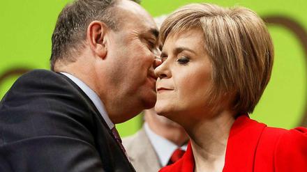 Amtsübergabe in Schottland. Der bisherige Ministerpräsident Alex Salmond und seine Nachfolgerin Nicola Sturgeon.