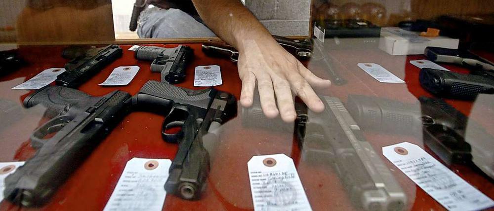 Für jeden eine. Die "Bulls Eye Pistol Range and gun shop" in Wichita, Kansas muss sich keine Sorgen um Umsatzeinbrüche machen.