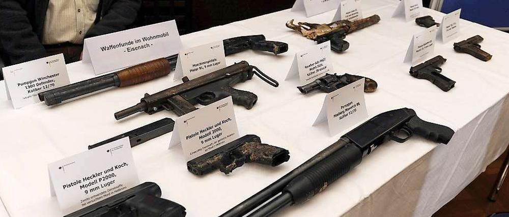 Waffen, die bei den Ermittlungen gegen die terroristische Vereinigung "Nationalsozialistischer Untergrund" (NSU) gefunden wurden.