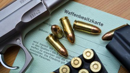Legal Waffen für Neonazis. In Deutschland haben nach Erkenntnissen des Verfassungsschutz mehr als 1200 Rechtsextremisten eine waffenrechtliche Erlaubnis